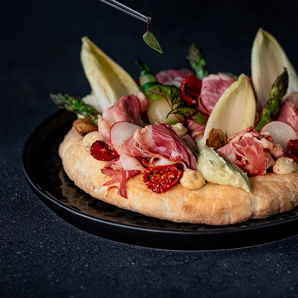 Flatbread met asperges en pastrami