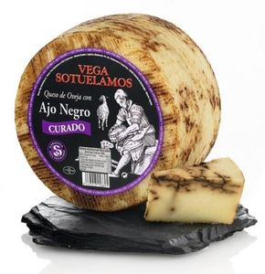HARD SHEEP MILK CHEESE WITH BLACK GARLIC - Pasteurized Hard sheep milk cheese aged with black garlic