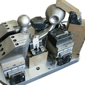 Centering clamping device for tow hitch