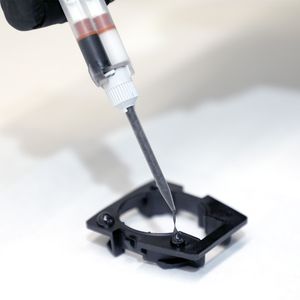 FastCure™ quick-curing adhesive
FastCure™ is a two-component, fast-curing adhesive specifically designed to optimize and accelerate the bonding of plastic components, such as camera brackets and rearview mirror mounts, to windshield glass. Its advanced adhesion technology simplifies the process by eliminating the need for primers or preheating the glass.