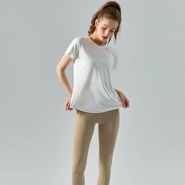 A Light, Quick-drying Short-sleeved T-shirt for Women Wearing a Jacquard Slit and Hollowed-out Yoga Blouse