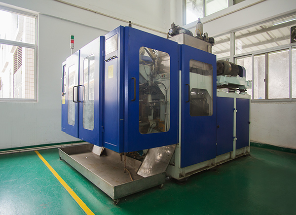 Blow molding machine
