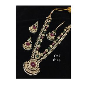 Good Quality Opulent Kundan Moissanite Necklace Set Sparkling Jewelry for Brides and Bridesmaids Available at Affordable Price