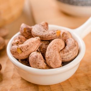 Wholesale Laojiekou Nut Snack Healthy Chinese Instant Food Dried Almonds Cashew Nuts Salty Taste Baked Fried Colored Bag