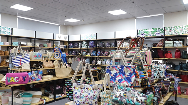 Yiwu Jingbi Import and Export Co., Ltd. Cosmetic Bags