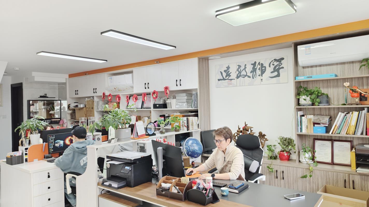 Fuzhou Longer Co., Ltd. PU Leather Desk Set