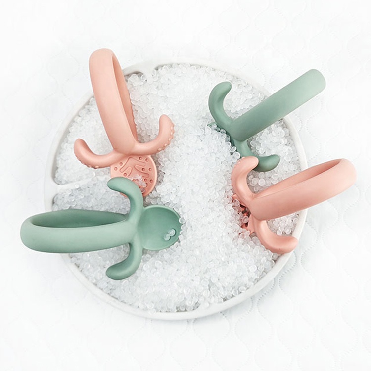 Wholesale BPA-Free Baby Feeding Utensils Set Solid Pattern Soft-Tip Training Spoon and Fork Silicone Baby Spoon and Fork