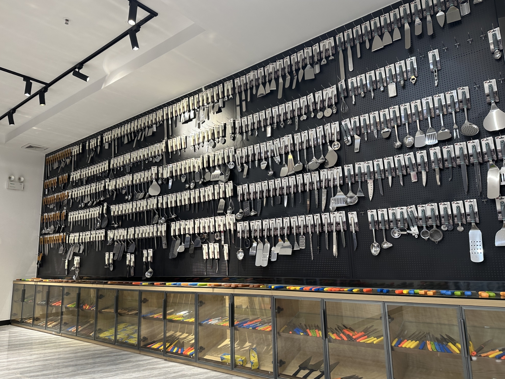 Yangjiang Yiyang Industry and Trade Co., Ltd. Kitchen knives