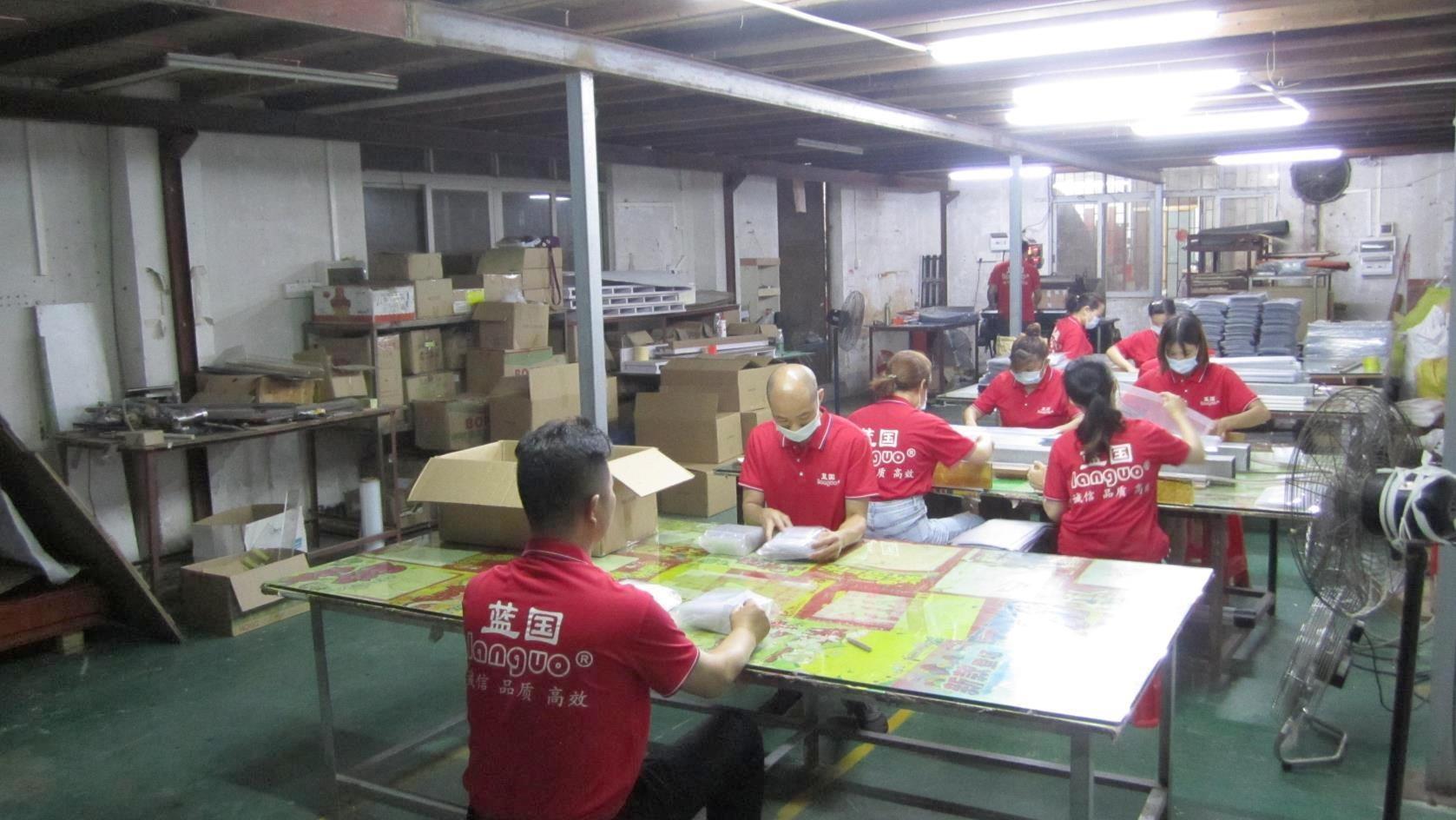Foshan Languo Displays Manufacturer Clothes Hangers