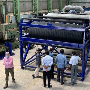 Heavy-duty industrial conveyor system / Custom-built material handling equipment