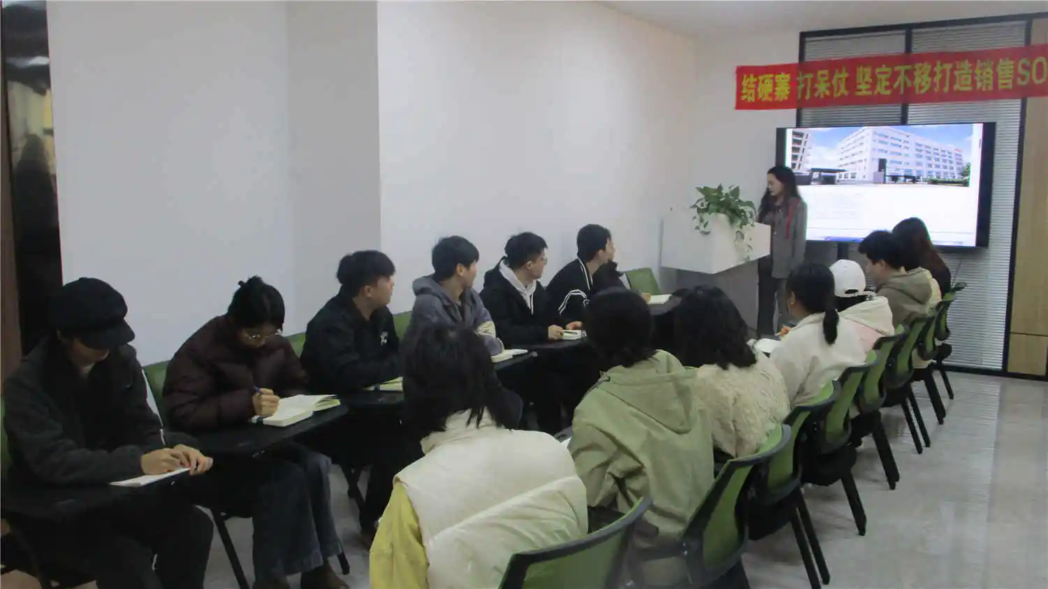 Dongguan Maoming Hardware Co., Ltd. self drilling screws