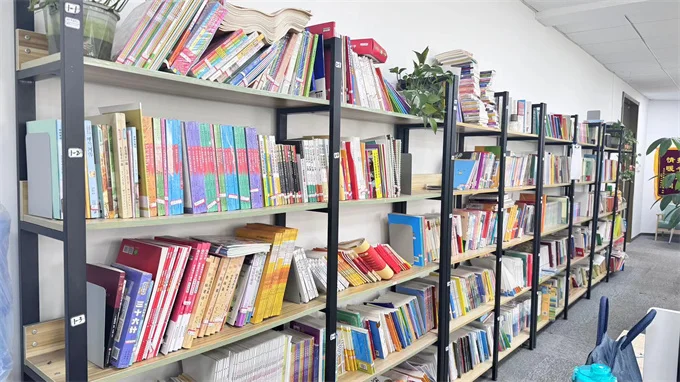 Hangzhou Yingyueshufang E-Commerce Co., Ltd. Board Book