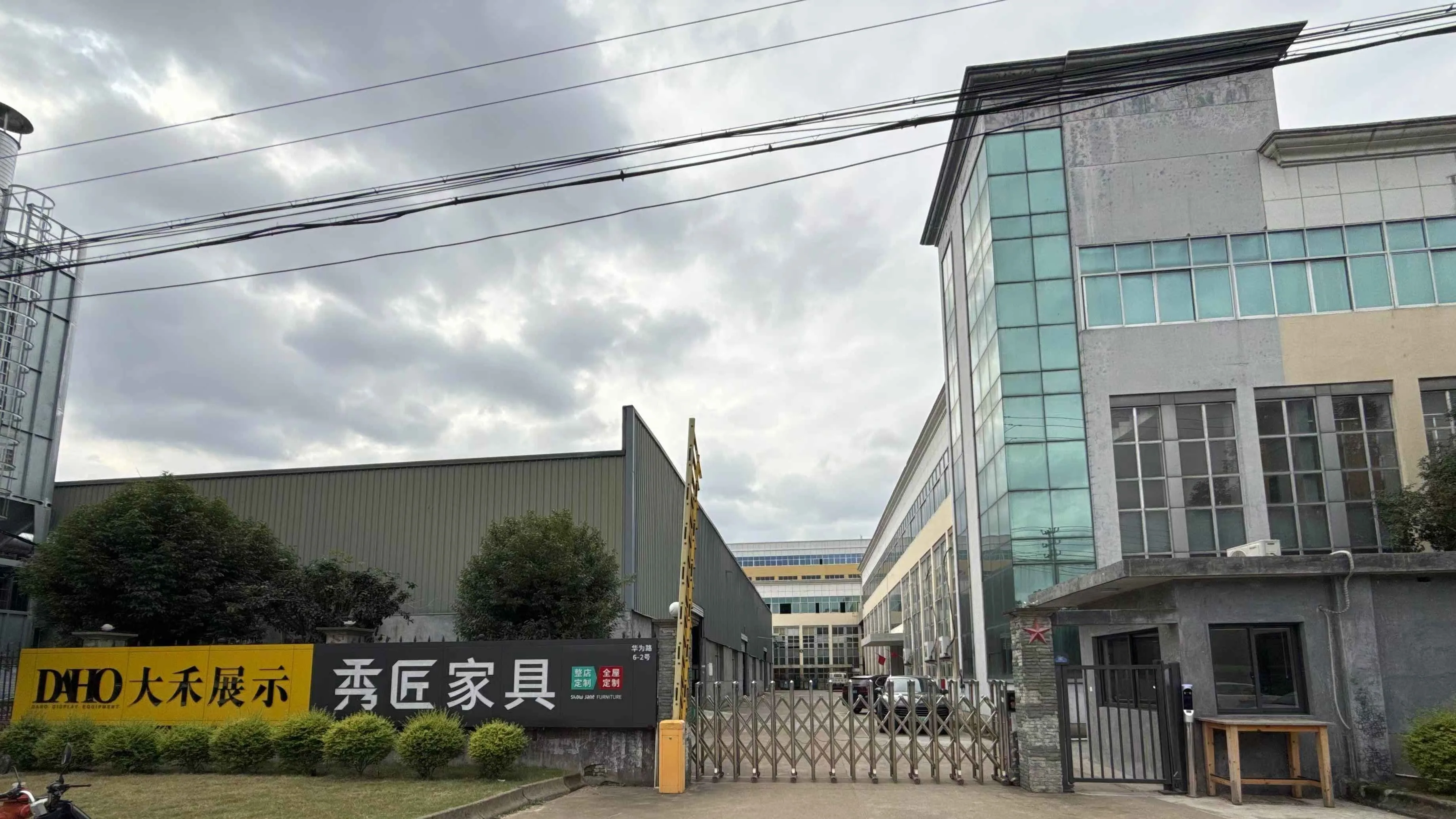 Pujiang Daho Display Equipment Factory Glass Showcase