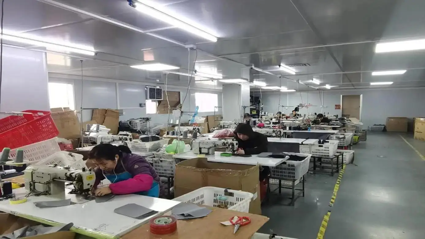 Guangzhou Hanxi Travel Goods Co., Ltd. Zipper Suitcase