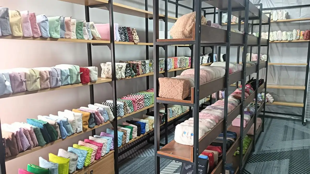 Yiwu Dongjin Luggage Co., Ltd. Pencil case