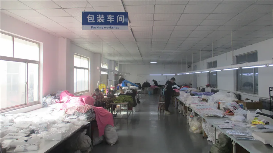 Qingdao Genhongzuo Clothing Co., Ltd. Robe