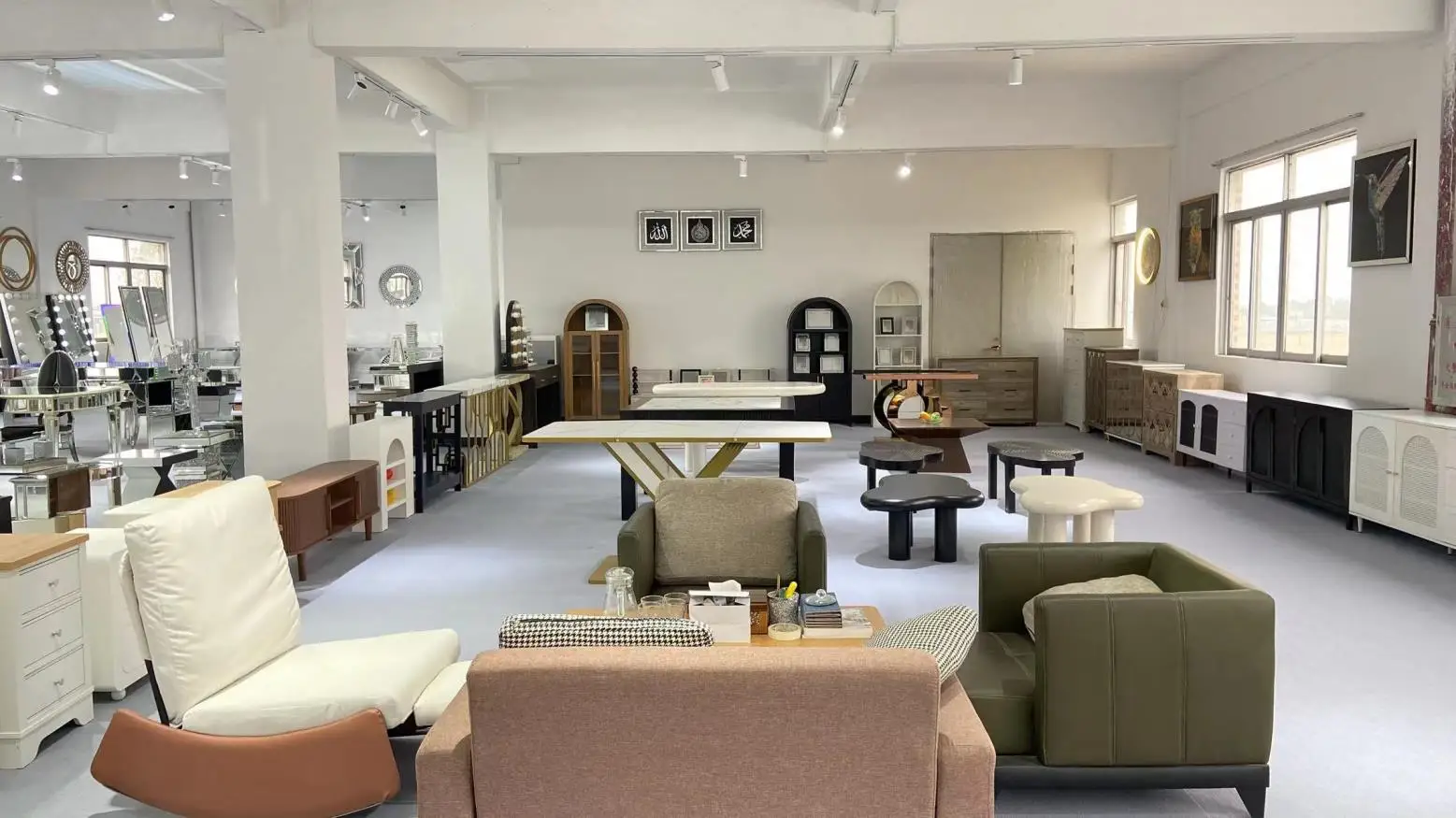 Taishan Weixin Glass Technology Co., Ltd. Mirrored Furniture