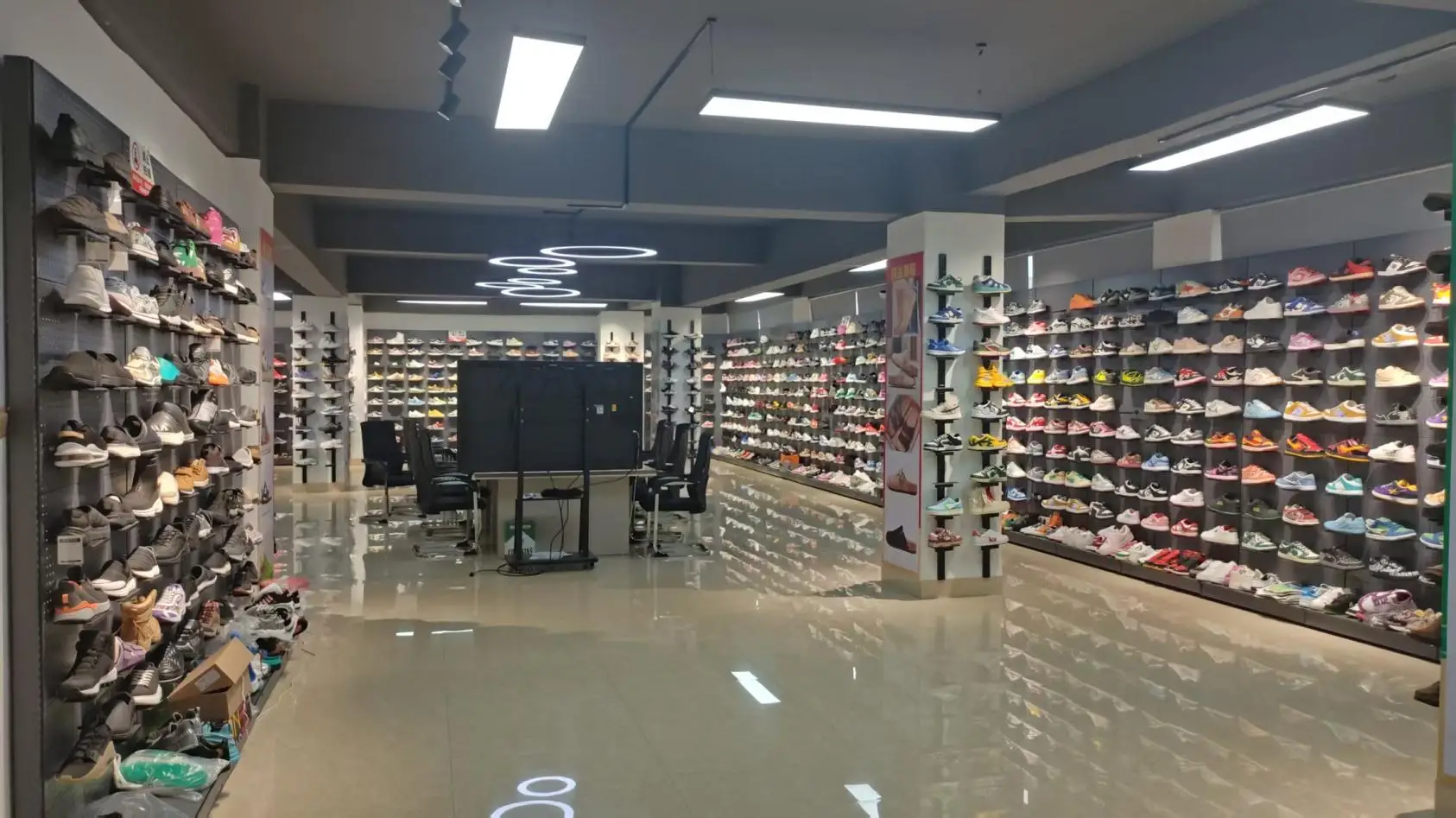Quanzhou Taikun Supply Chain Co. Ltd Athletic Shoes