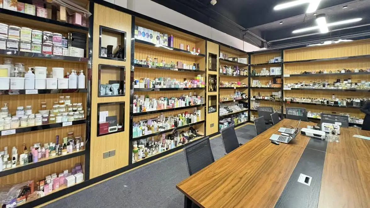 Guangzhou Shiruoni Cosmetics Co., Ltd. Sunscreen