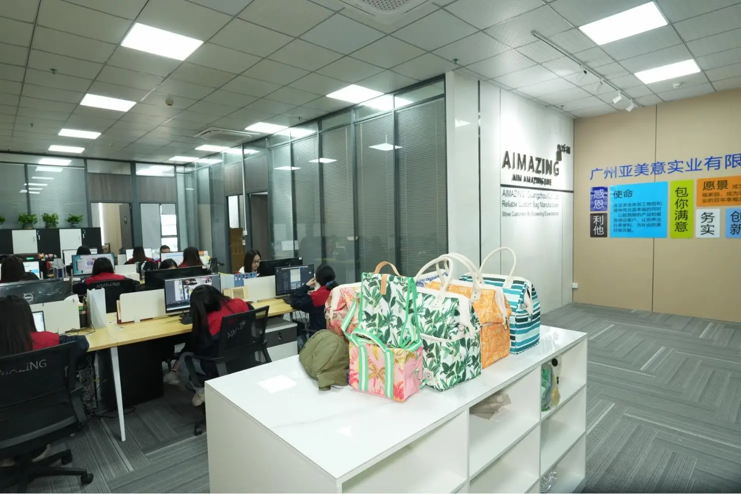 Aimazing (Guangzhou) Co., Ltd. Cosmetic Bags