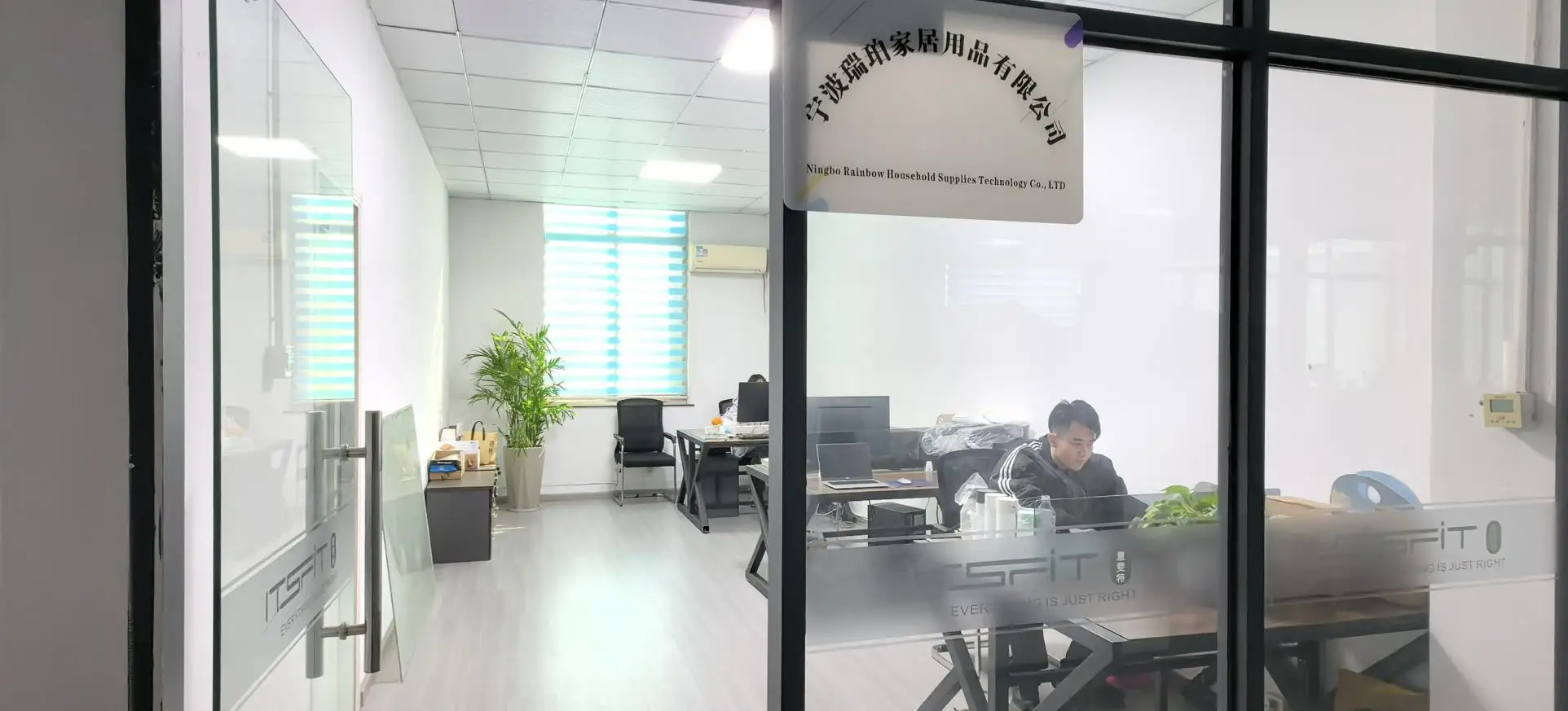 Ningbo Rainbow Household Supplies Technology Co., Ltd. Household Supplies