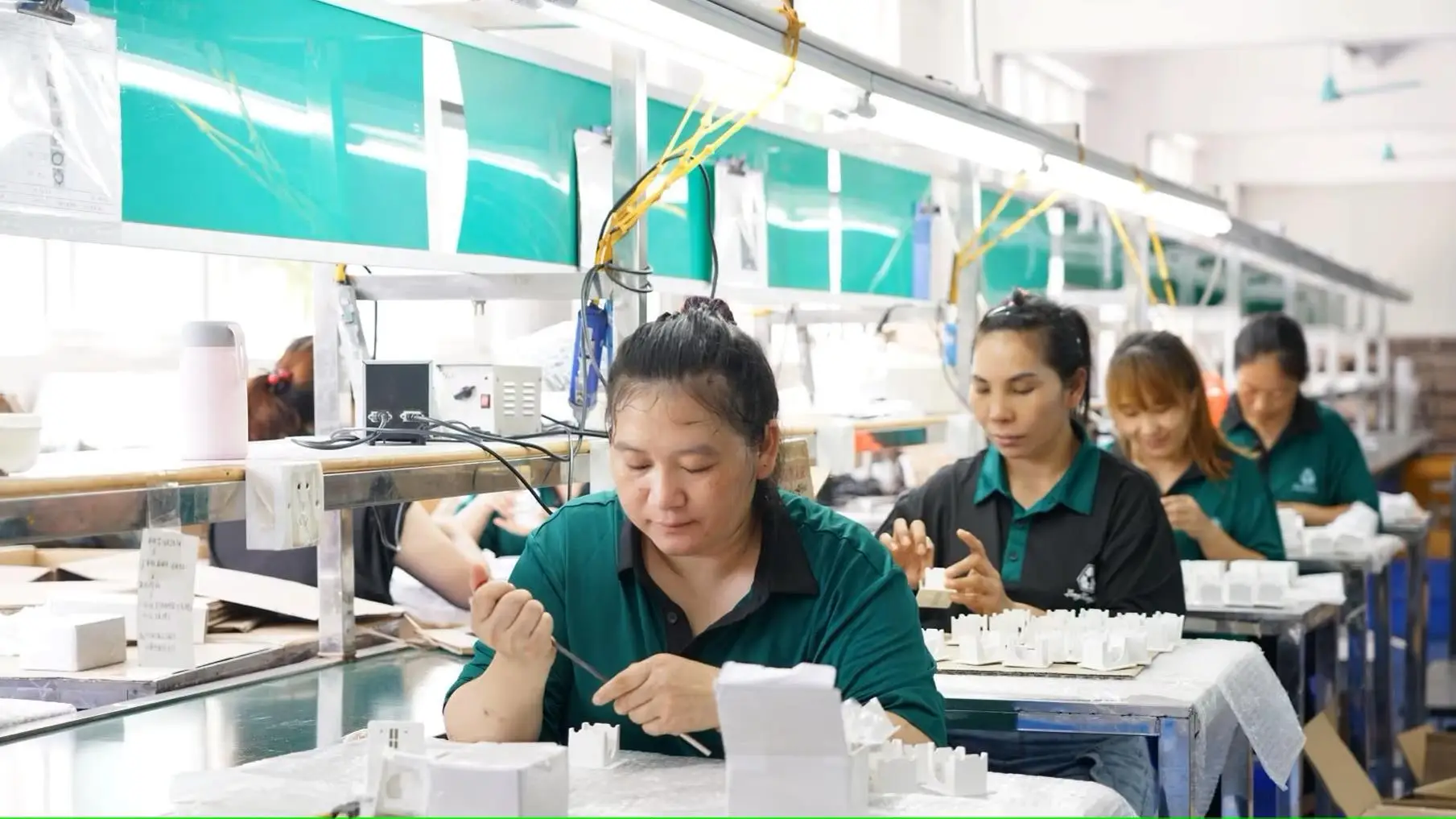 Shenzhen Long Xing Long Metal & Plastic Products Co., Ltd. Injection Molds