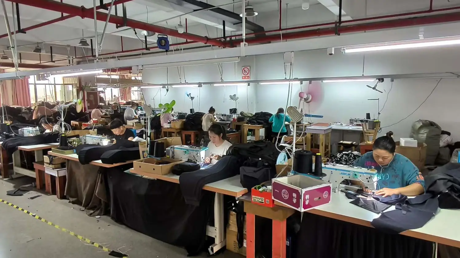 Pujiang Yiliandi Dress Co., Ltd. T-shirt