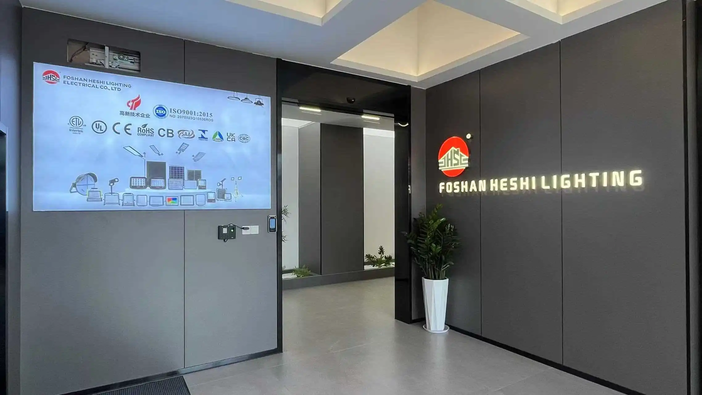 Foshan Heshi Lighting Electrical Co., Ltd Solar LED Street Light