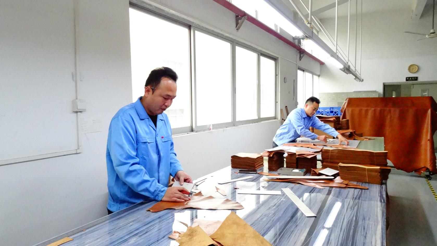 Guangzhou Yiwenglai Leather Products Co., Ltd. factory image 2