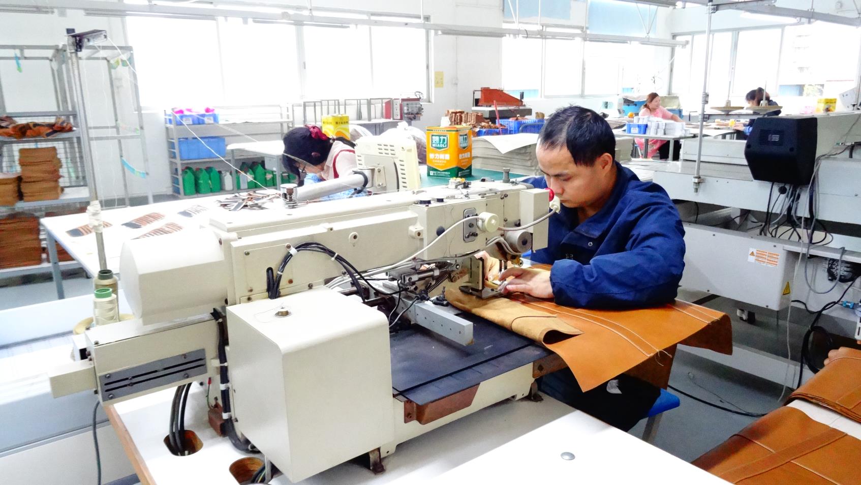Guangzhou Yiwenglai Leather Products Co., Ltd. factory image 3