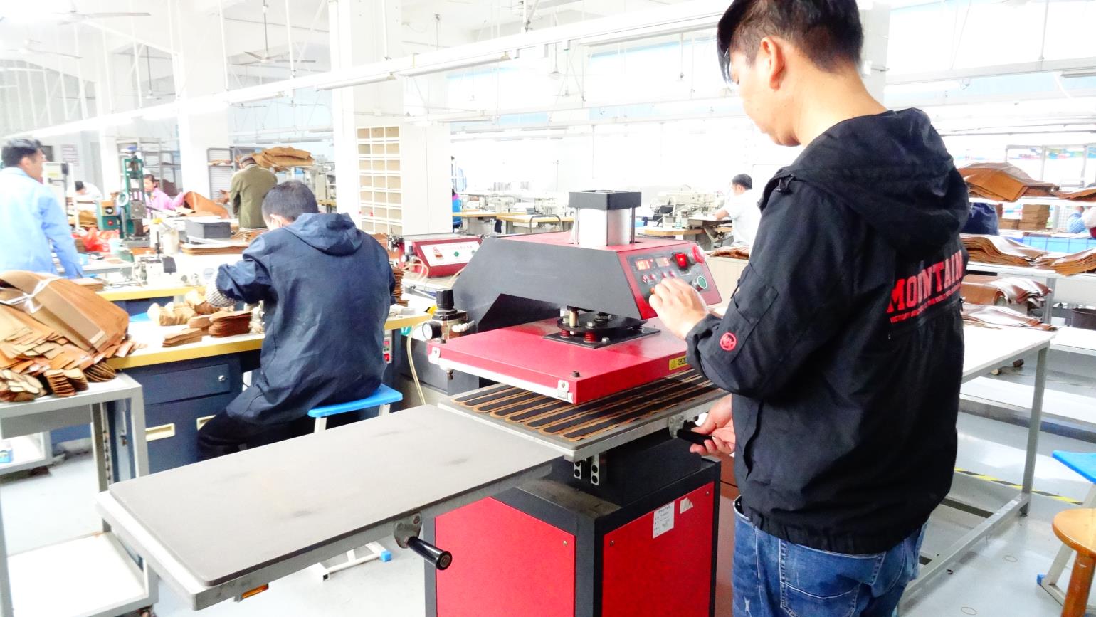 Guangzhou Yiwenglai Leather Products Co., Ltd. factory image 4