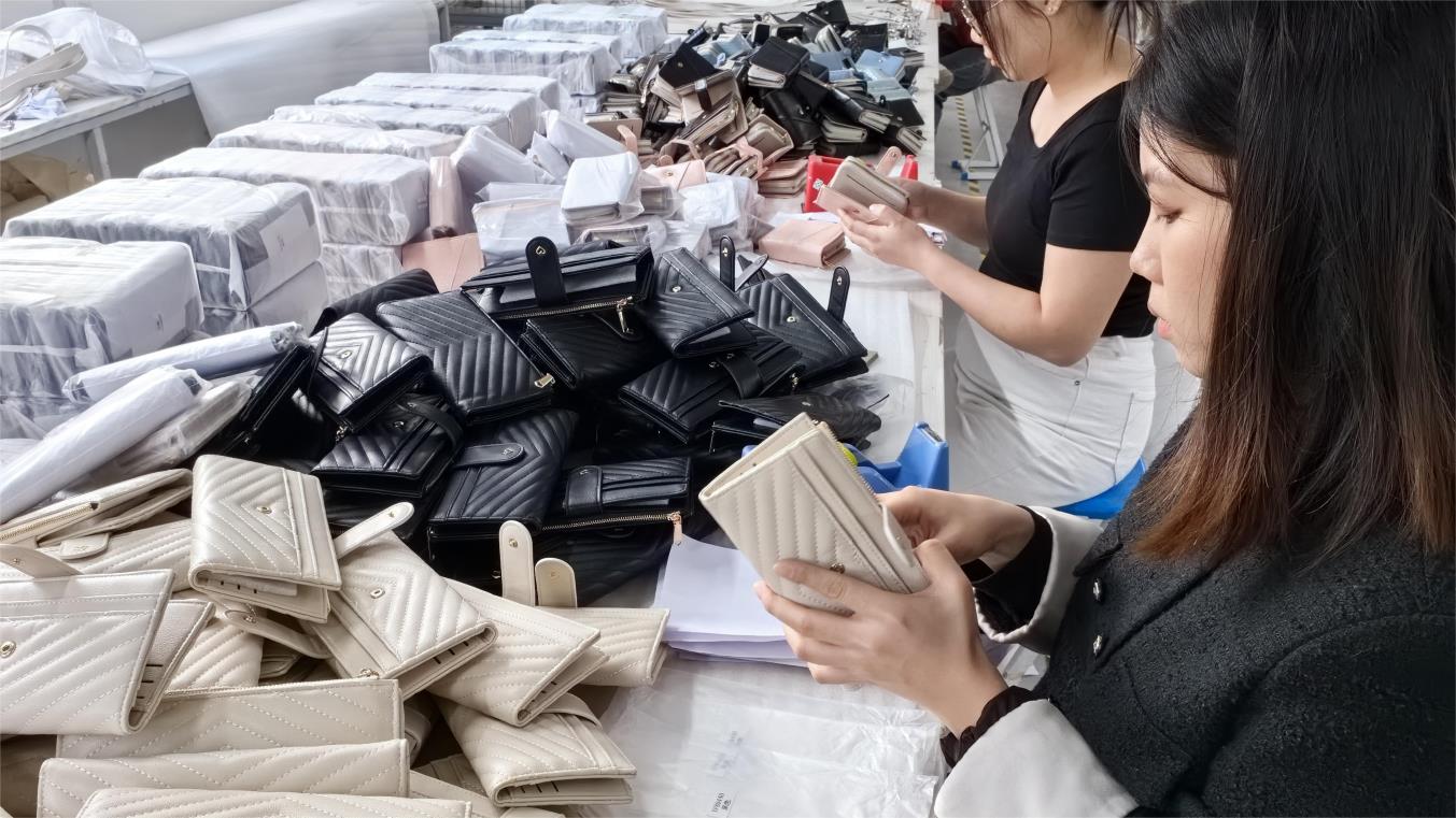 Guangzhou Yiwenglai Leather Products Co., Ltd. factory image 5
