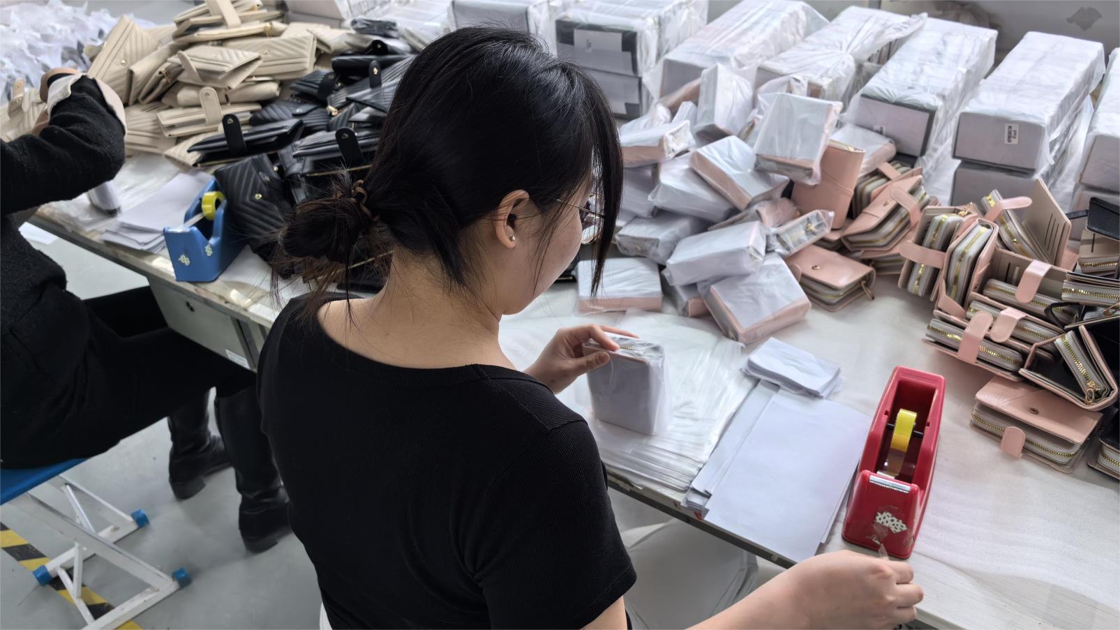 Guangzhou Yiwenglai Leather Products Co., Ltd. factory image 6
