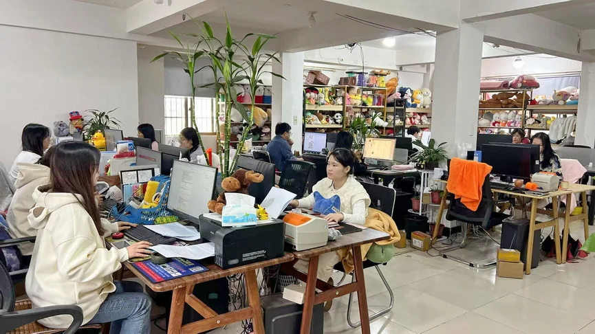Yiwu Moyun Import and Export Co., Ltd. Plush Backpack