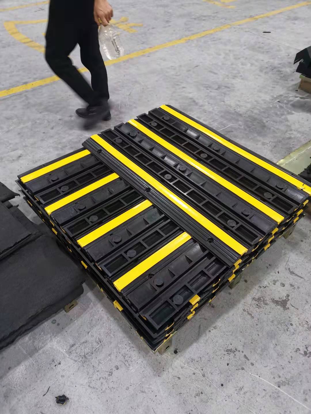 Quzhou Leon Traffic Equipment Co., Ltd. factory image 6