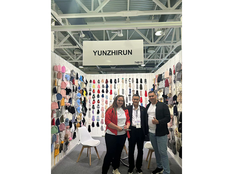 ZHANGJIAGANG YUNZHIRUN IMP&EXP CO.,LTD knitted gloves