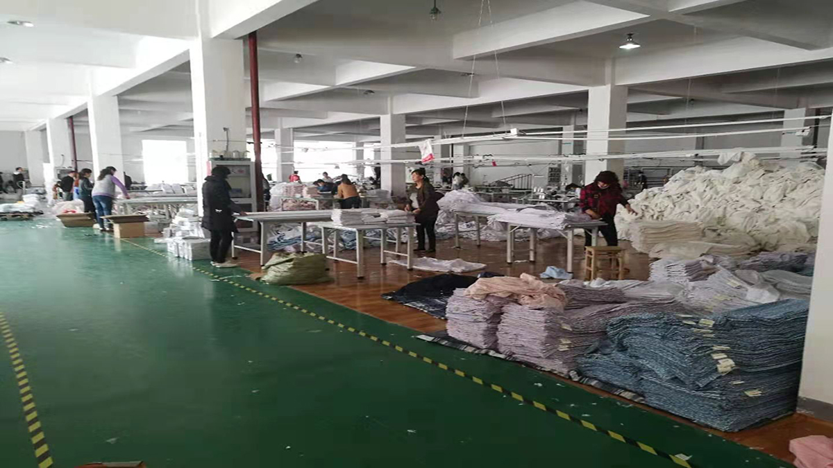 Qingdao Huanxiu Home Textile Co., Ltd. Bedding Set