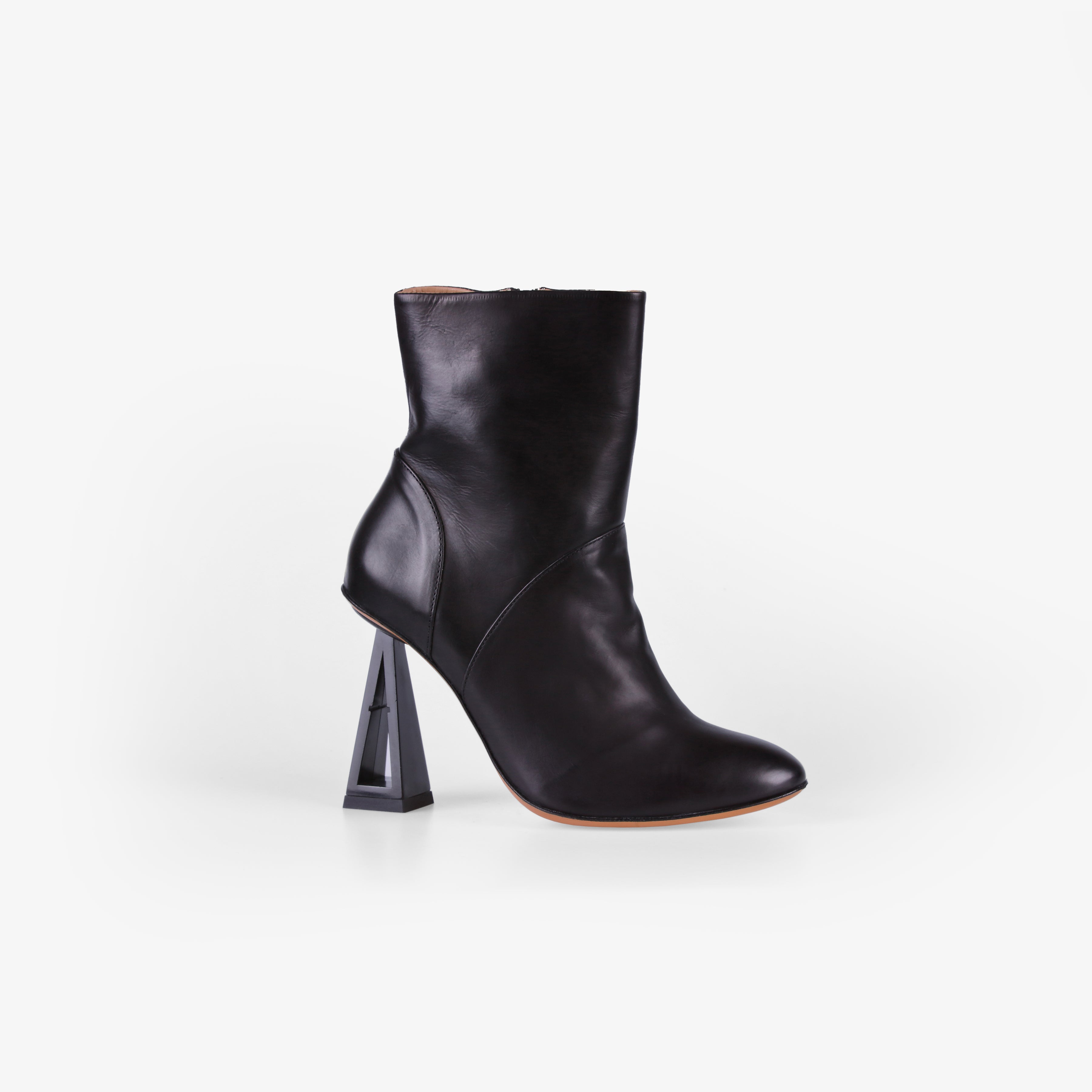 Sarah Maier London 01 Black
