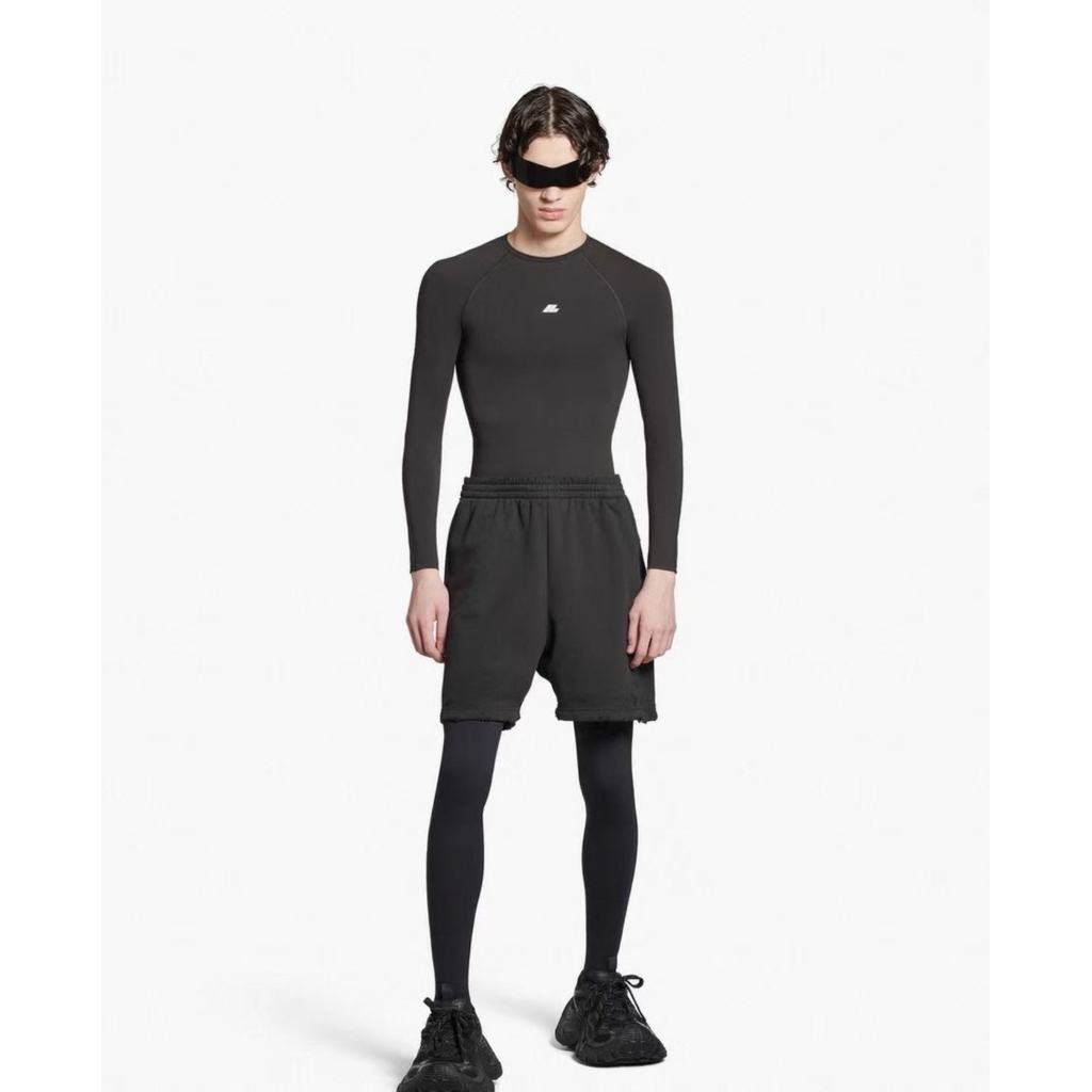 blen Activewear Icono Deportivo Ajustado Top long-sleeved T-shirt with a round neck fits the top