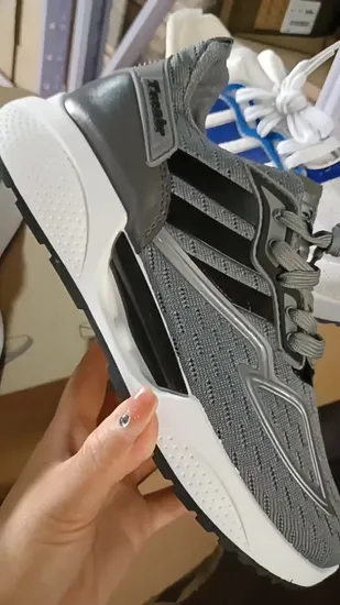 Quanzhou Fengze Qiyuangou Department Store Carbon Board Large-Size Running Shoes Night Light Effect.