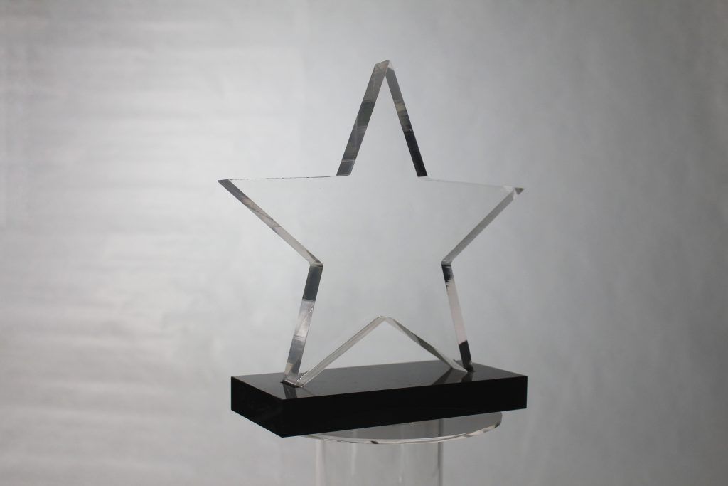 DISNOU Figura de estrella de metacrilato transparente con base negra