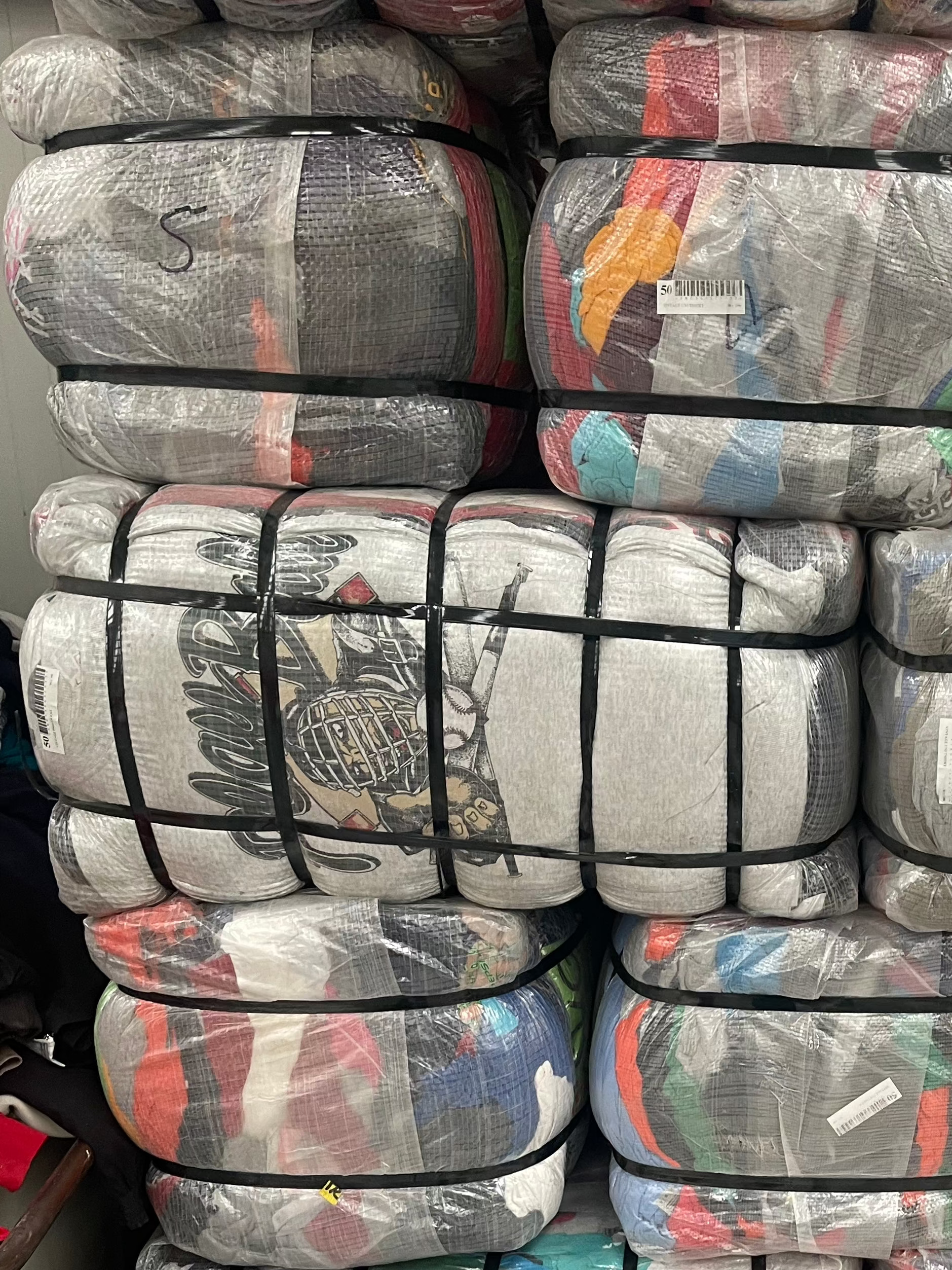 Syed Vintage LTD A mixture of Unbranded American Pro Sports College Universities T-shirts 45KG Bale