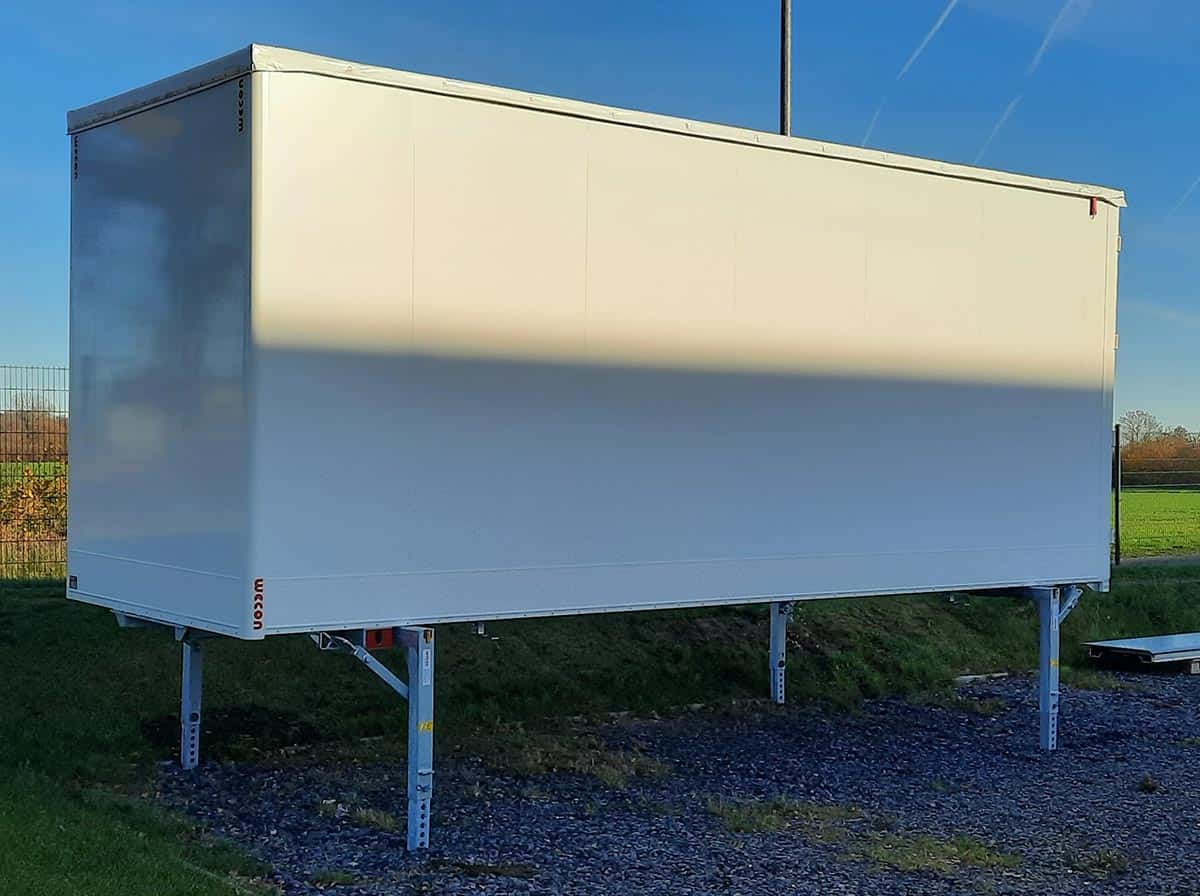 Wecon GmbH Sandwich swap body with sliding roof