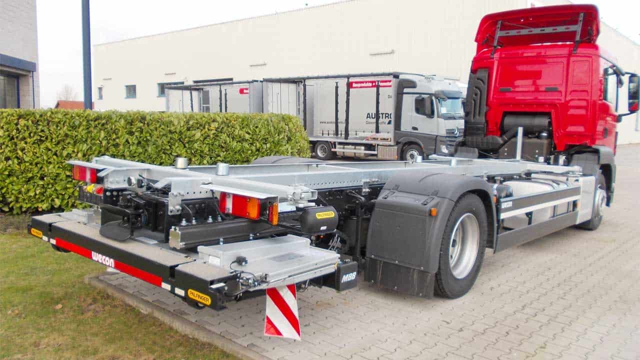 Swap body in conjunction with a retractable tail lift