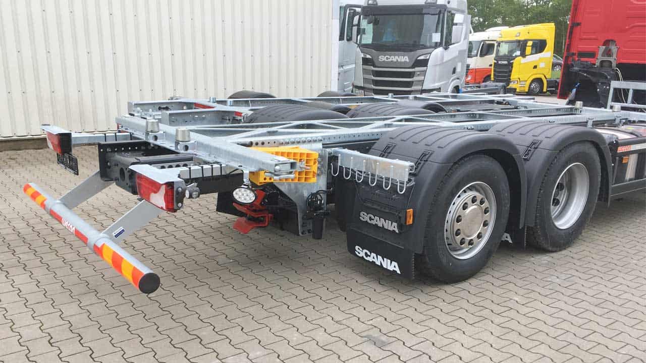 Scandinavia version with full-length interchangeable frame and snow chain bracket