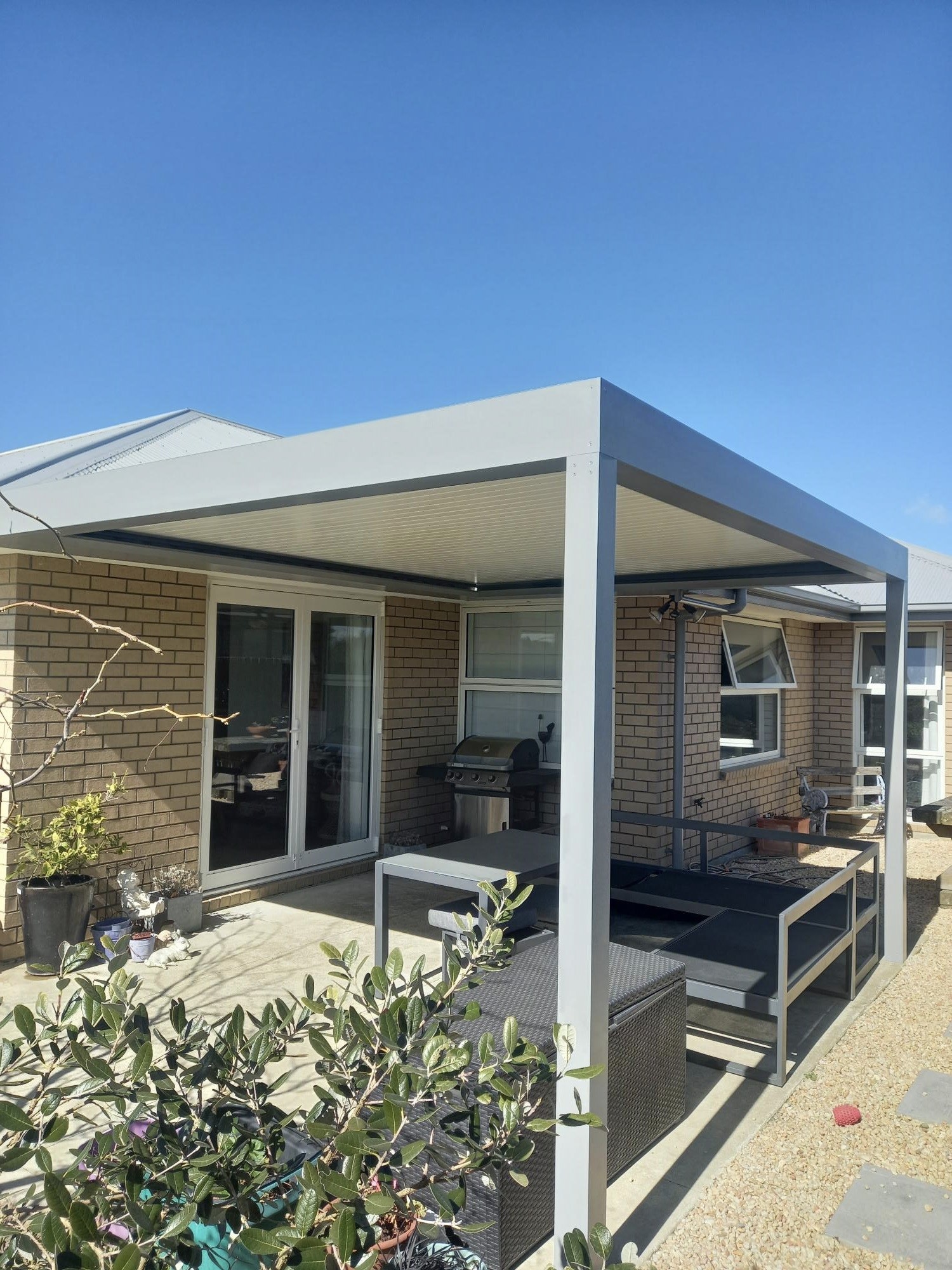 Johnson & Couzins Solido Fixed Roof