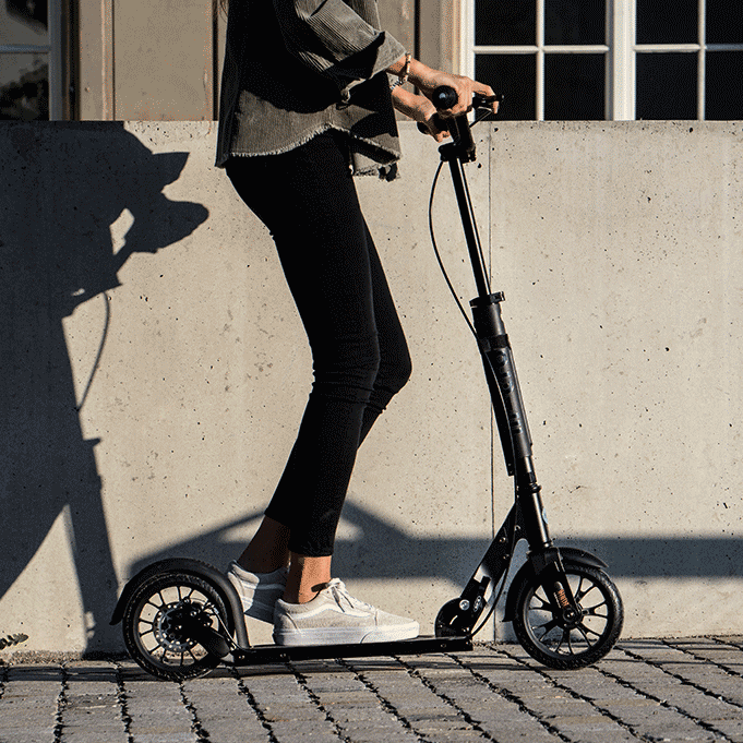 Decks And Scooters (Micro) Micro Metropolitan Deluxe Black