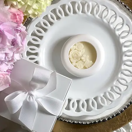 fofiBRIGHTWORKS Party Favor ROSE BOUQUET Candle Guest Gift - 2.4oz Natural Beeswax