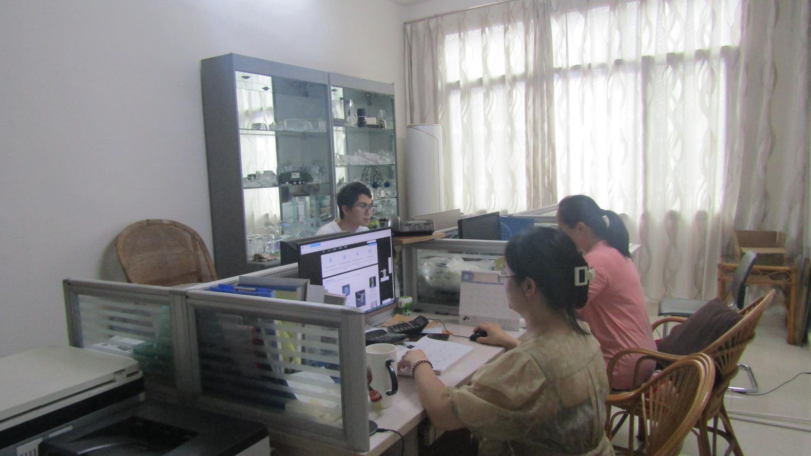 Pujiang HBL Handicraft Co., Ltd. Crystal 3D Laser Engraving