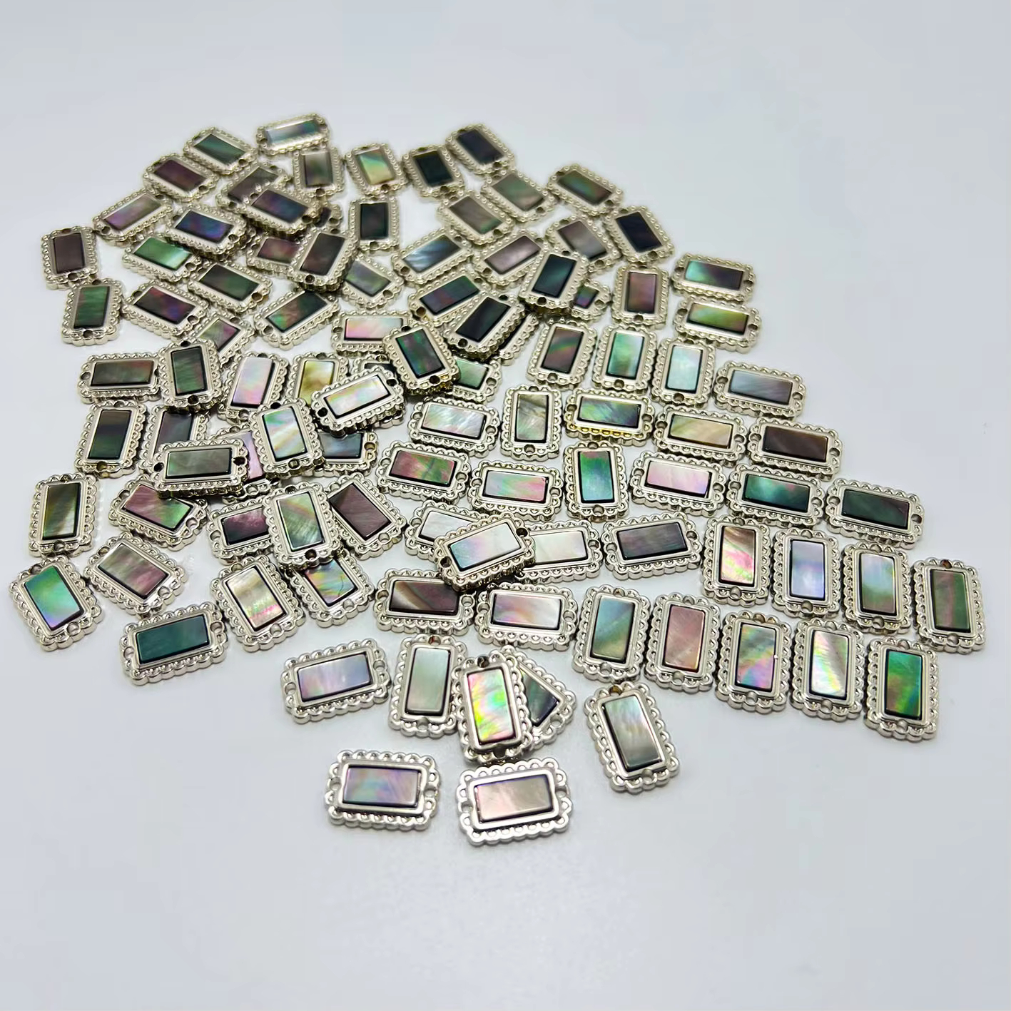Guangzhou Guanxing Garment Accessories Co., Ltd. Customized Wholesale Buttons Carved Shell Flashing Metal Unique And Elegant Design Metal Buttons